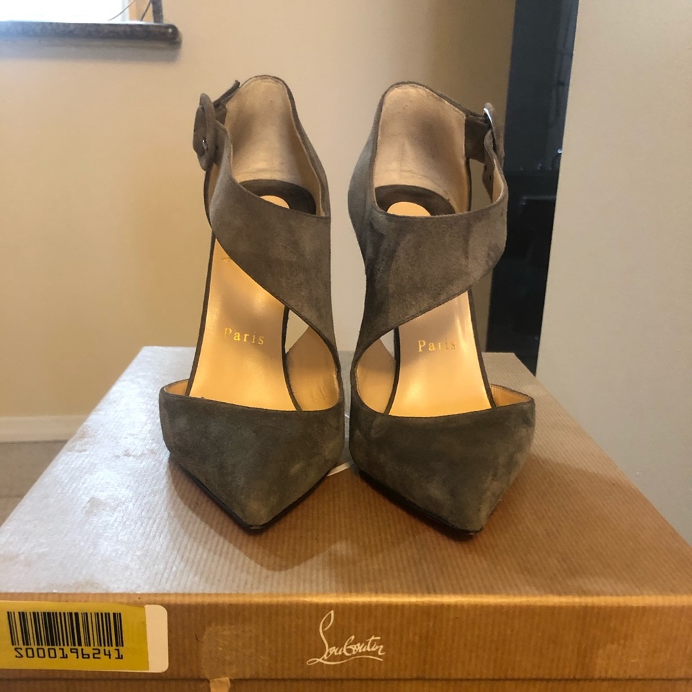 Louboutin Sharpeta Veau Velours